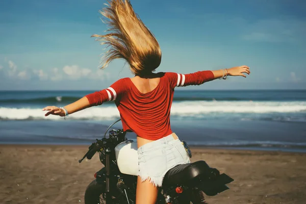 Mulher sentada na motocicleta personalizada vintage — Fotografia de Stock