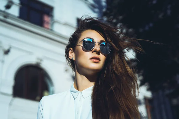 Menina jovem vestindo óculos de sol — Fotografia de Stock