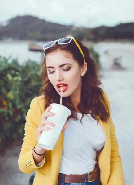 Menina em óculos comer fast food — Fotografia de Stock
