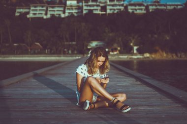 Akıllı telefon kullanan güzel kadın