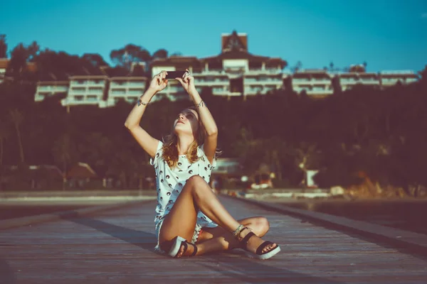 Wanita cantik menggunakan smartphone — Stok Foto