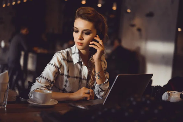 Jovem mulher bonita usando laptop — Fotografia de Stock