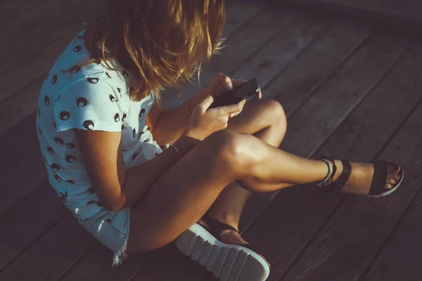 Mujer bonita usando smartphone — Foto de Stock