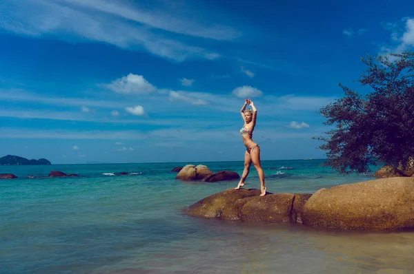 Mujer posando en la playa —  Fotos de Stock