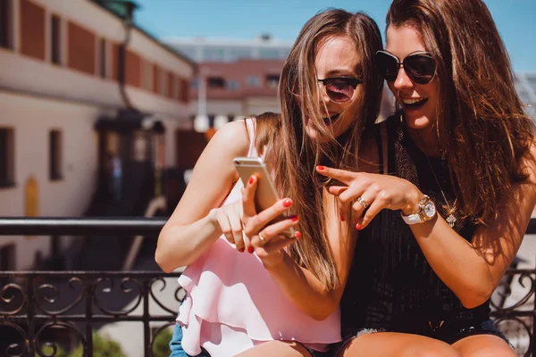 Zwei schöne Mädchen machen Selfie — Stockfoto