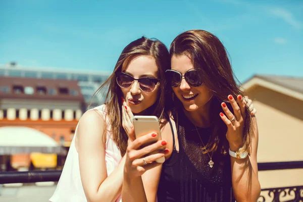 Duas meninas bonitas fazendo selfie — Fotografia de Stock