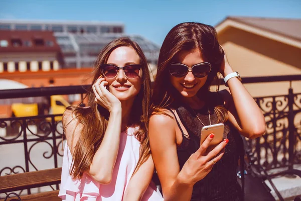 Zwei schöne Mädchen machen Selfie — Stockfoto