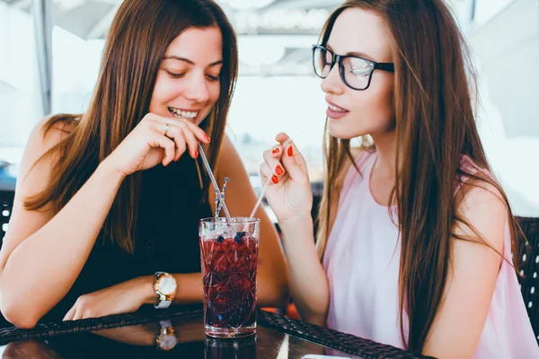 Mädchen trinken Cocktail — Stockfoto