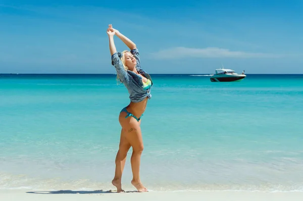 ビーチに立っている金髪の女性 — ストック写真