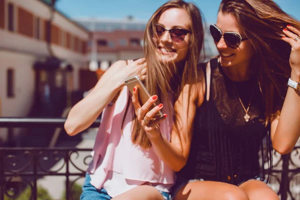 Két gyönyörű lányok, hogy selfie — Stock Fotó