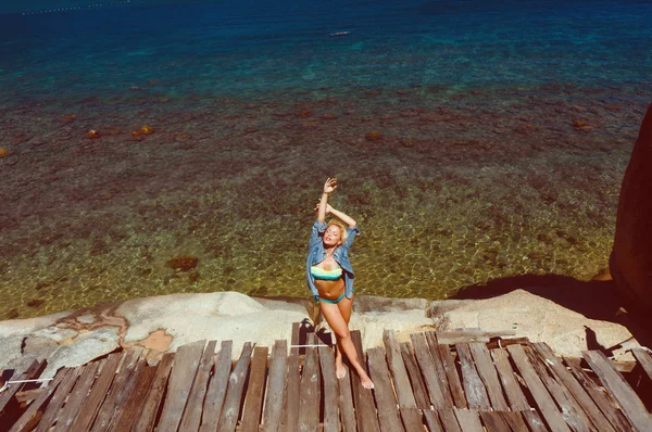 Mujer rubia en la playa —  Fotos de Stock