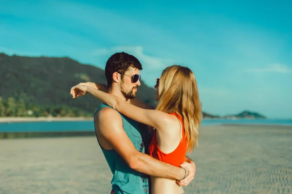 Pareja de belleza en playa —  Fotos de Stock