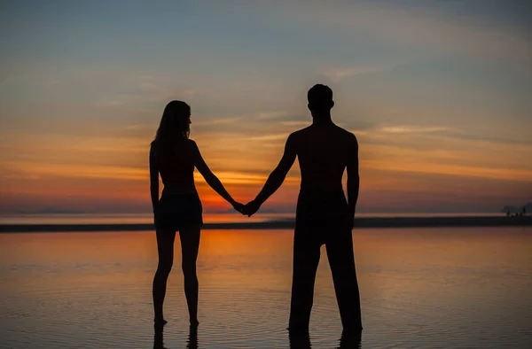 Silhouetten von Paar bei Sonnenuntergang — Stockfoto