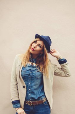 Kız kot pantolon şapka ayakta