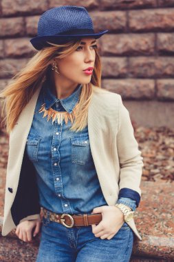 Kot pantolon şapka oturan kız