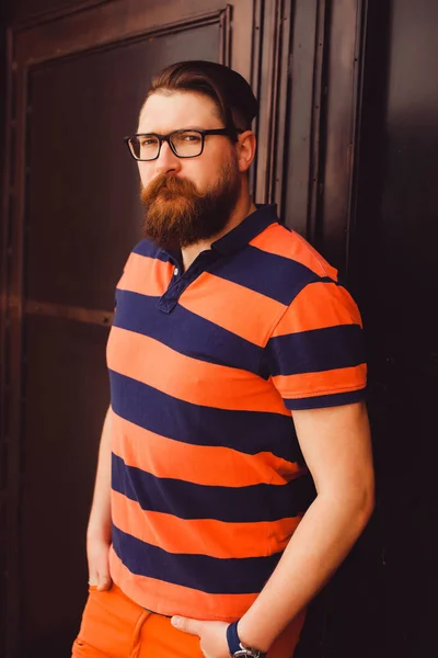 Bärtiger Mann mit Brille — Stockfoto