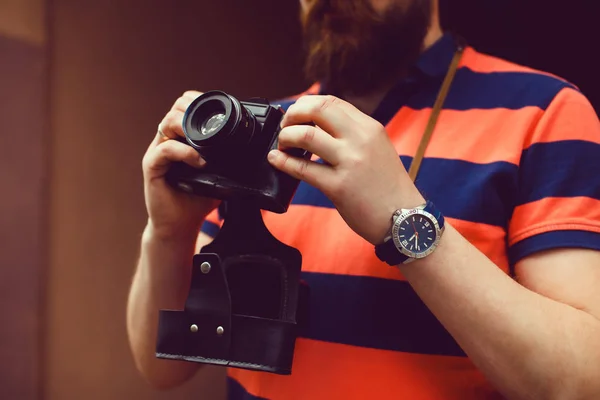 Uomo con macchina fotografica in arco — Foto Stock