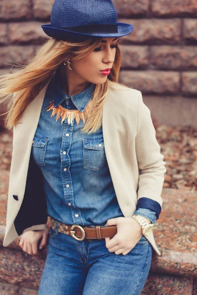 Kot pantolon şapka oturan kız