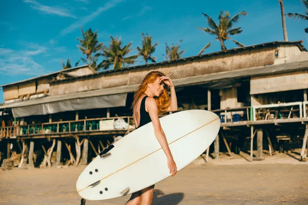 Surfeuse Marchant Avec Pension Sur Plage Sable Fin Surfeuse Belle — Photo