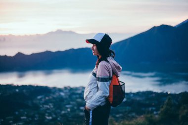 Kadın Gezgin volkan Rinjani, ada Lombok arıyorum. Seyahat dağlar, mutlu kadın yürüyen keşfetmek dünya, yaz tatil kavramı, Indonesia.Young backpacker eli kazanan, Bali