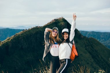 Kadın Gezgin volkan Rinjani, ada Lombok arıyorum. Seyahat dağlar, mutlu kadın yürüyen keşfetmek dünya, yaz tatil kavramı, Indonesia.Young backpacker eli kazanan, Bali