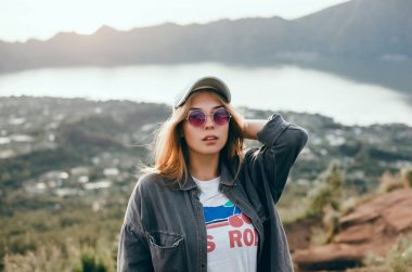 Kadın Gezgin volkan Rinjani, ada Lombok arıyorum. Seyahat dağlar, mutlu kadın yürüyen keşfetmek dünya, yaz tatil kavramı, Indonesia.Young backpacker eli kazanan, Bali