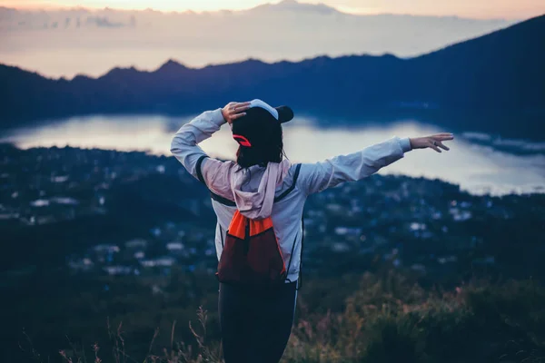 Mujer Viajera Mirando Volcán Rinjani Isla Lombok Indonesia Joven Mochilero — Foto de Stock