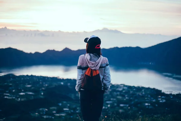 Mujer Viajera Mirando Volcán Rinjani Isla Lombok Indonesia Joven Mochilero —  Fotos de Stock