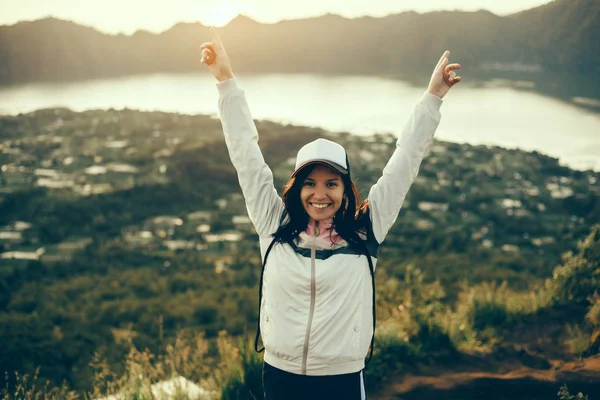 Mujer Viajera Mirando Volcán Rinjani Isla Lombok Indonesia Joven Mochilero — Foto de Stock