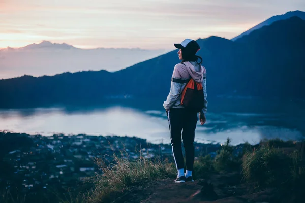 Жінка Мандрівника Дивлячись Вулкан Rinjani Острова Ломбок Indonesia Young Backpacker — стокове фото