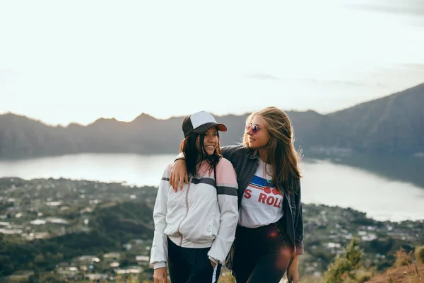 Mulher Viajante Olhando Para Vulcão Rinjani Ilha Lombok Indonésia Young — Fotografia de Stock