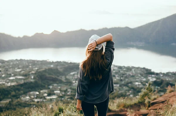 Mulher Viajante Olhando Para Vulcão Rinjani Ilha Lombok Indonésia Young — Fotografia de Stock