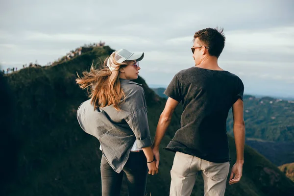 Paar Reizigers Man Vrouw Zitten Klif Ontspannen Bergen Wolken Luchtfoto — Stockfoto