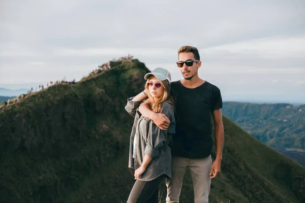 Ταξιδιώτες Ζευγάρι Άντρας Και Γυναίκα Που Κάθεται Βράχο Χαλαρωτικό Βουνά — Φωτογραφία Αρχείου