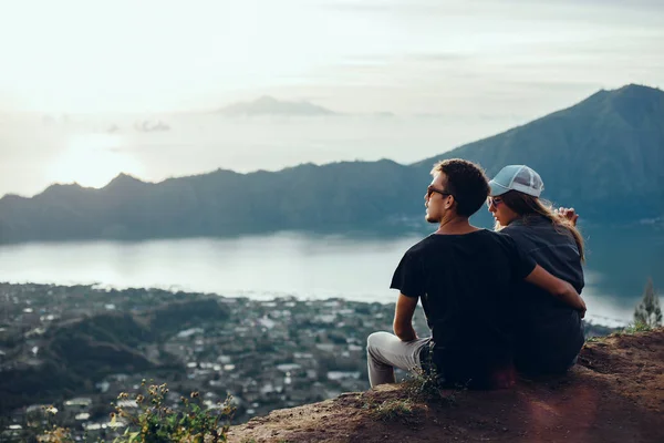 Couple Travelers Man Woman Sitting Cliff Relaxing Mountains Clouds Aerial — Stock Photo, Image