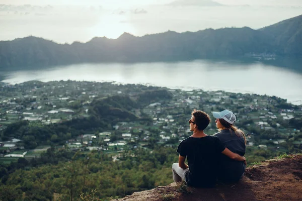 Couple Travelers Man Woman Sitting Cliff Relaxing Mountains Clouds Aerial — Stock Photo, Image