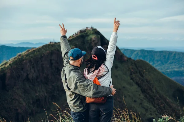 Pareja Viajeros Hombre Mujer Sentados Acantilado Relajantes Montañas Nubes Vista — Foto de Stock