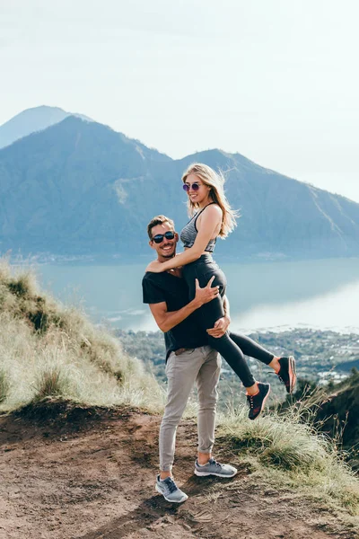 Viajantes Casal Homem Mulher Sentados Penhasco Relaxando Montanhas Nuvens Vista — Fotografia de Stock