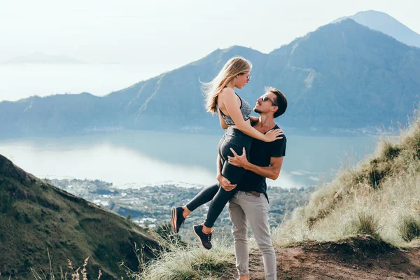 Couple Travelers Man Woman Sitting Cliff Relaxing Mountains Clouds Aerial — Stock Photo, Image