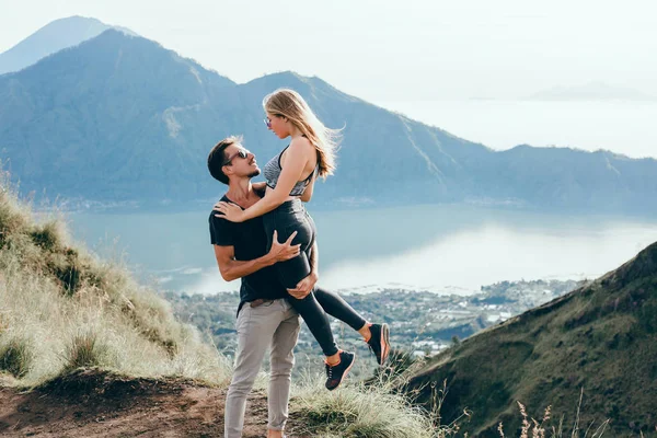 Viajantes Casal Homem Mulher Sentados Penhasco Relaxando Montanhas Nuvens Vista — Fotografia de Stock