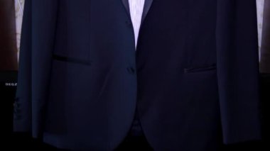 güzel siyah ve beyaz damat takım elbise closeup