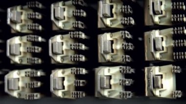 Eski elektrik röle demir arka plan üzerinde