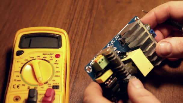 Réparer une alimentation électrique ininterrompue — Video