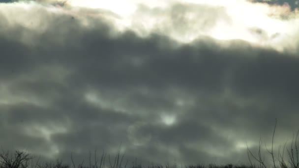 Gün batımı bulutlar üzerinde büyük güneş — Stok video