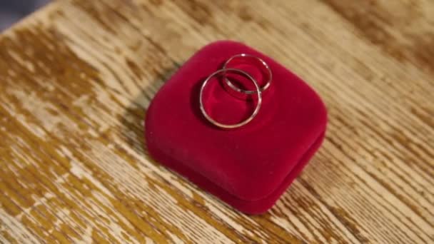 Anillos de boda en la caja roja, joyería de boda, preparación de la boda, caja de anillos de boda — Vídeos de Stock