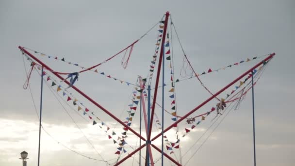 Marinho bandeiras de sinal coloridas contra o céu — Vídeo de Stock
