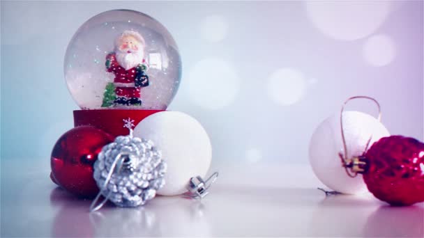 Feliz año nuevo y bolas de Navidad — Vídeos de Stock