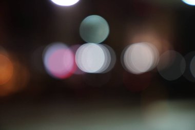 Gece şehir sokak ışıkları bokeh
