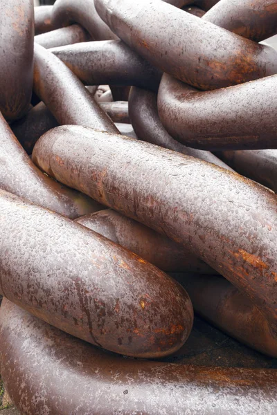 Eski ve paslı Demir zinciri kapatın. Açık havada yağmurlu bir günde. Sığ derinlik-in tarla.