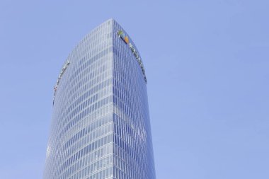 Bilbao, İspanya - 10 Şubat 2017: Güneşli bir günde dış görünüm Iberdrola Kulesi'ne. Merkez elektrik Iberdrola şirket. Bask Ülkesi, İspanya en yüksek binası olan.